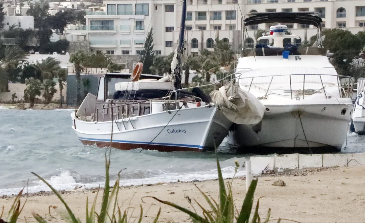 Meteoroloji uyarmıştı, fırtına vurdu: Milyonluk tekneler kıyıya sürüklendi