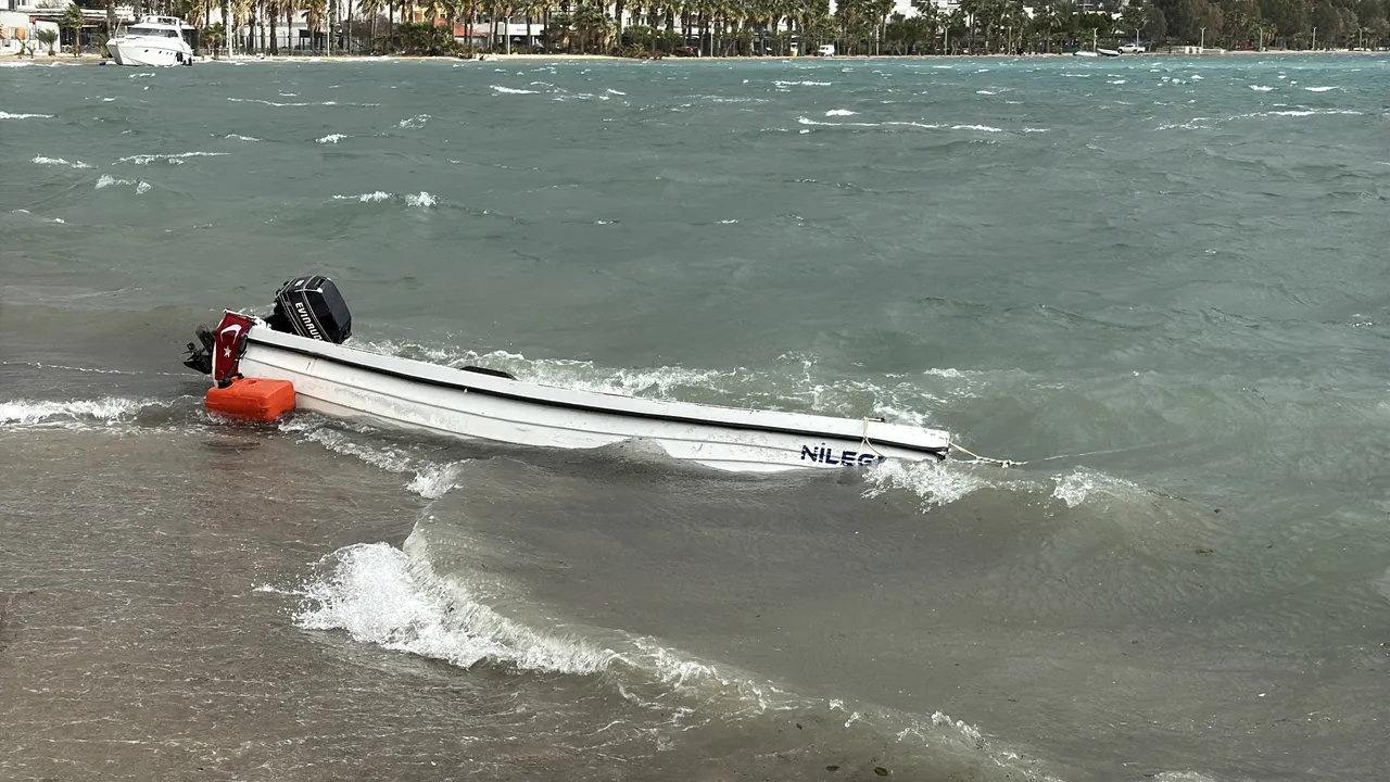 Meteoroloji uyarmıştı, fırtına vurdu: Milyonluk tekneler kıyıya sürüklendi