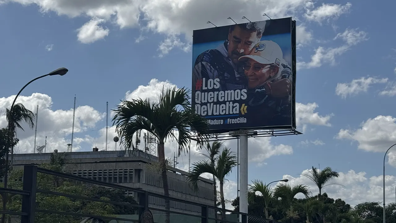 Venezuela'da otoyola Maduro ve eşi için afişler asıldı! 'Sizleri geri istiyoruz'