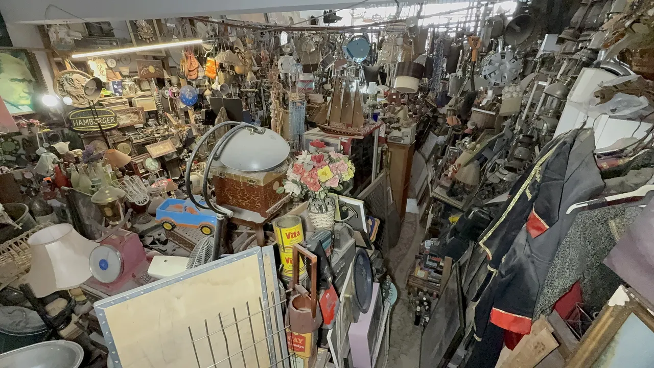 130 metrekarede 47 yıllık servet! Adım atacak yer kalmadı