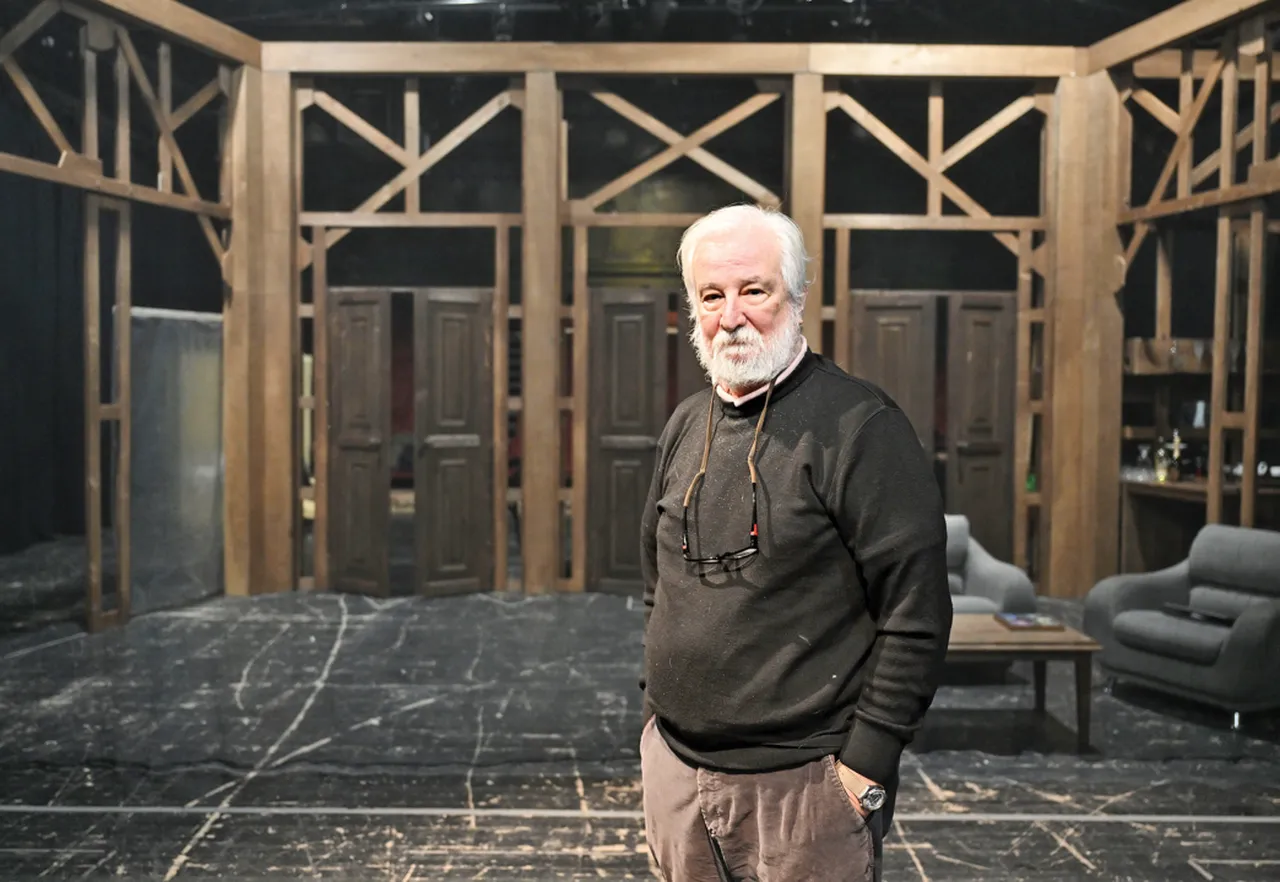 Alzaymır derdi tiyatro sahnesinde