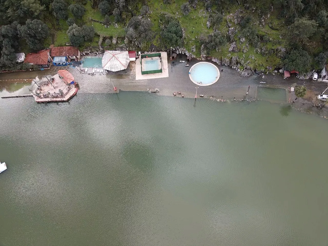 Aşırı yağışlar bölgeyi vurdu: Göl ile kara birleşti!