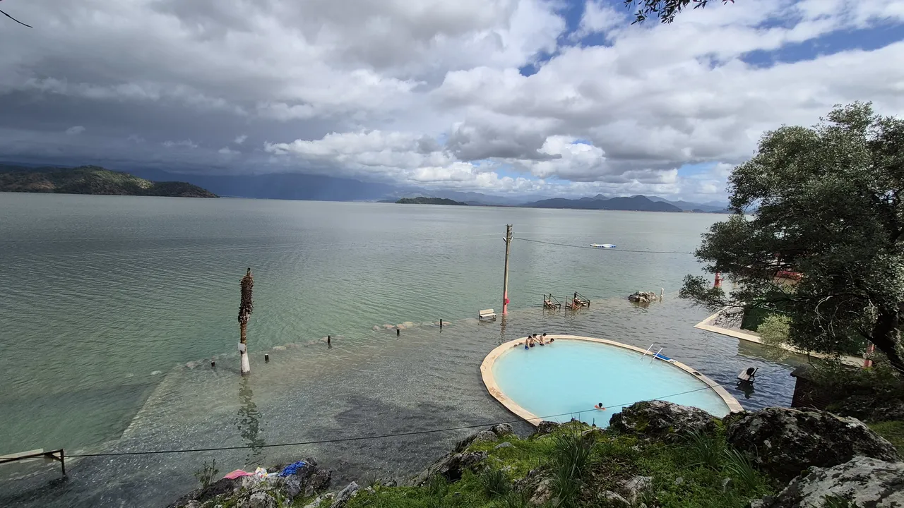 Aşırı yağışlar bölgeyi vurdu: Göl ile kara birleşti!