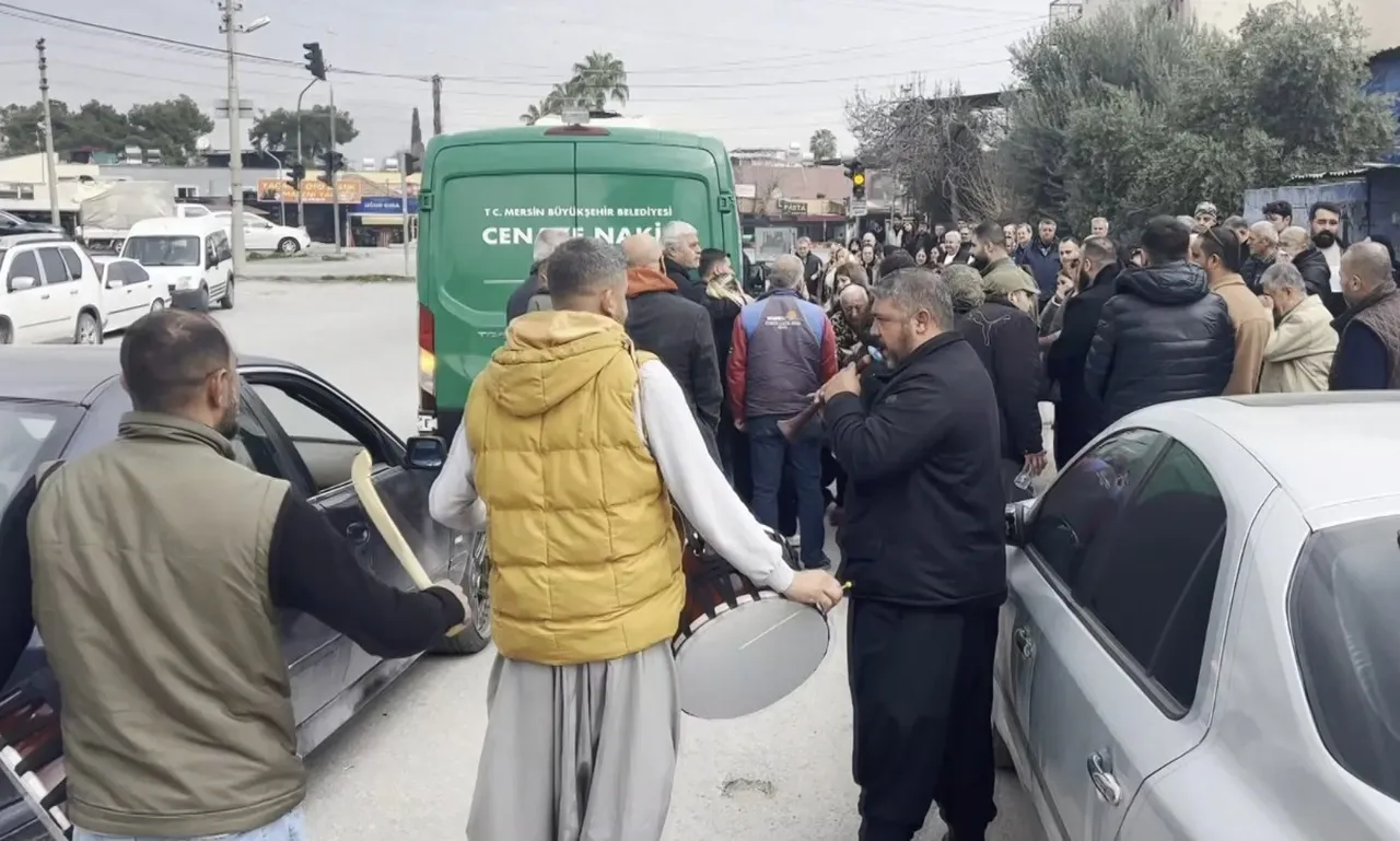 Böylesi ne görüldü ne duyuldu! Cenazeyi davul zurnayla uğurladılar
