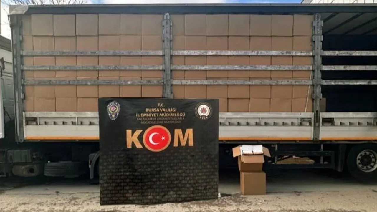 Bursa'da tır ve depodan milyonlarca makaron çıktı