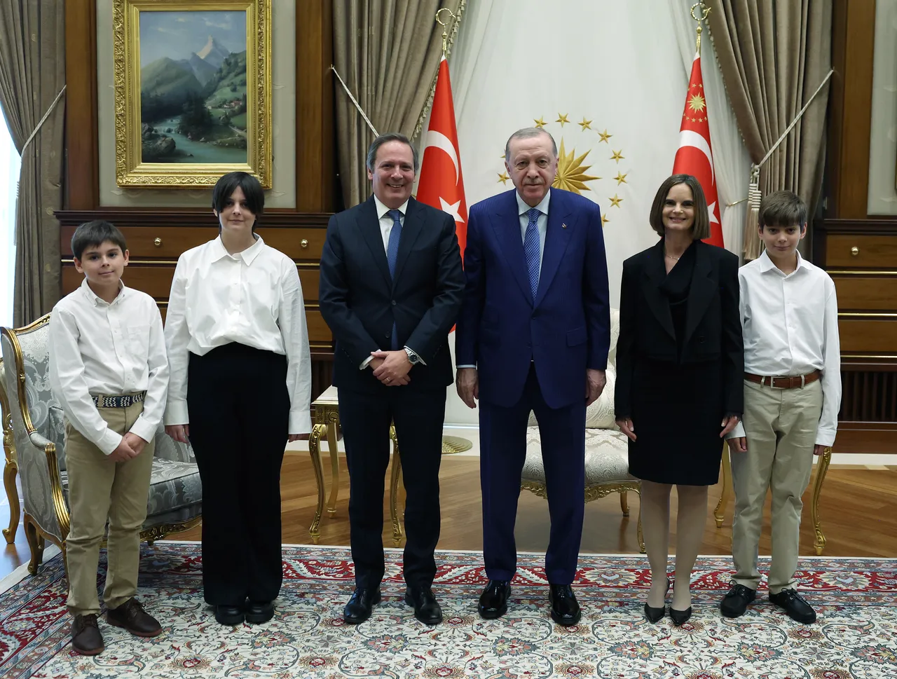 Arjantin Büyükelçisi Pablo Jose Rodriguez Brizuela, Cumhurbaşkanı Erdoğan'a güven mektubunu sundu. Büyükelçilik mensupları ve aile fertlerini takdim eden büyükelçiler, Erdoğan ile hatıra fotoğrafı çektirdi.
