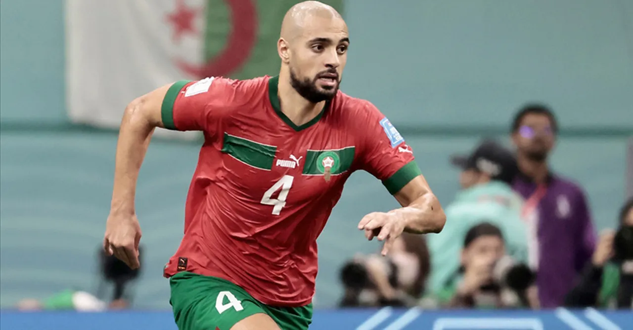 Sofyan Amrabat, Fas Milli Takımı forması giyiyor.
