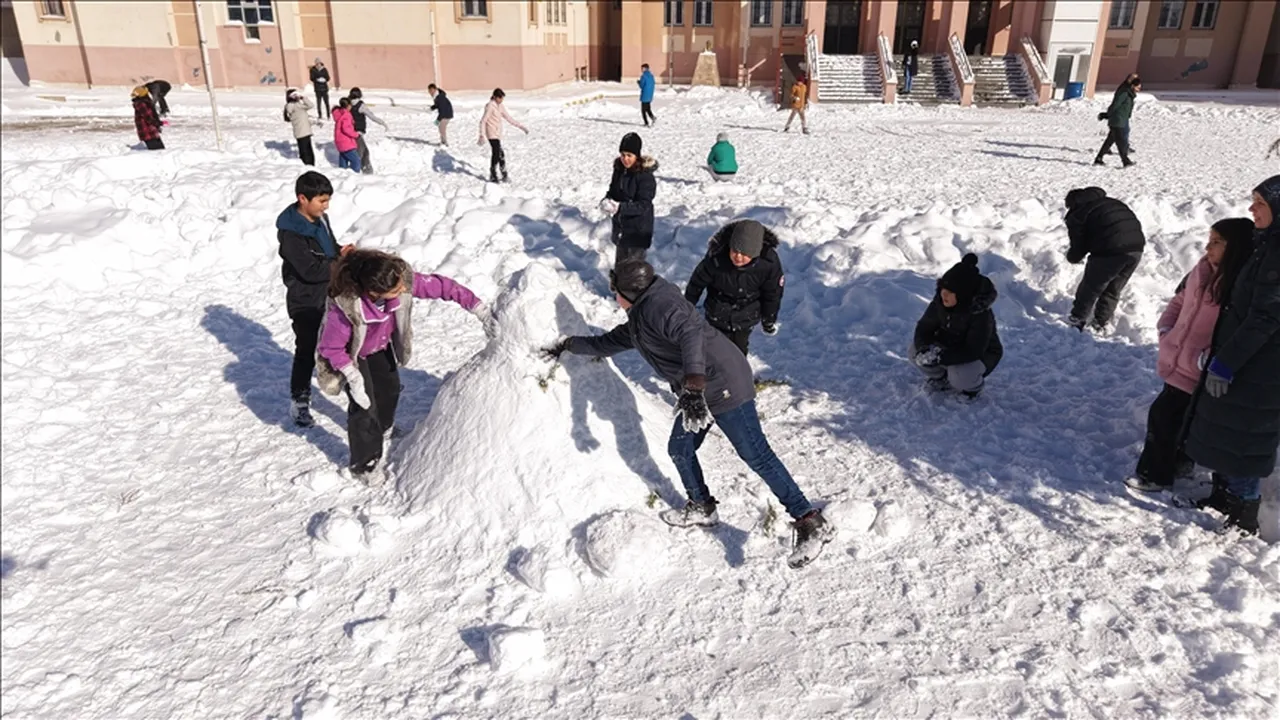 Kars ve Erzurumda okullar tatil mi 10 Şubat? Kar yağışı etkisini artırdı