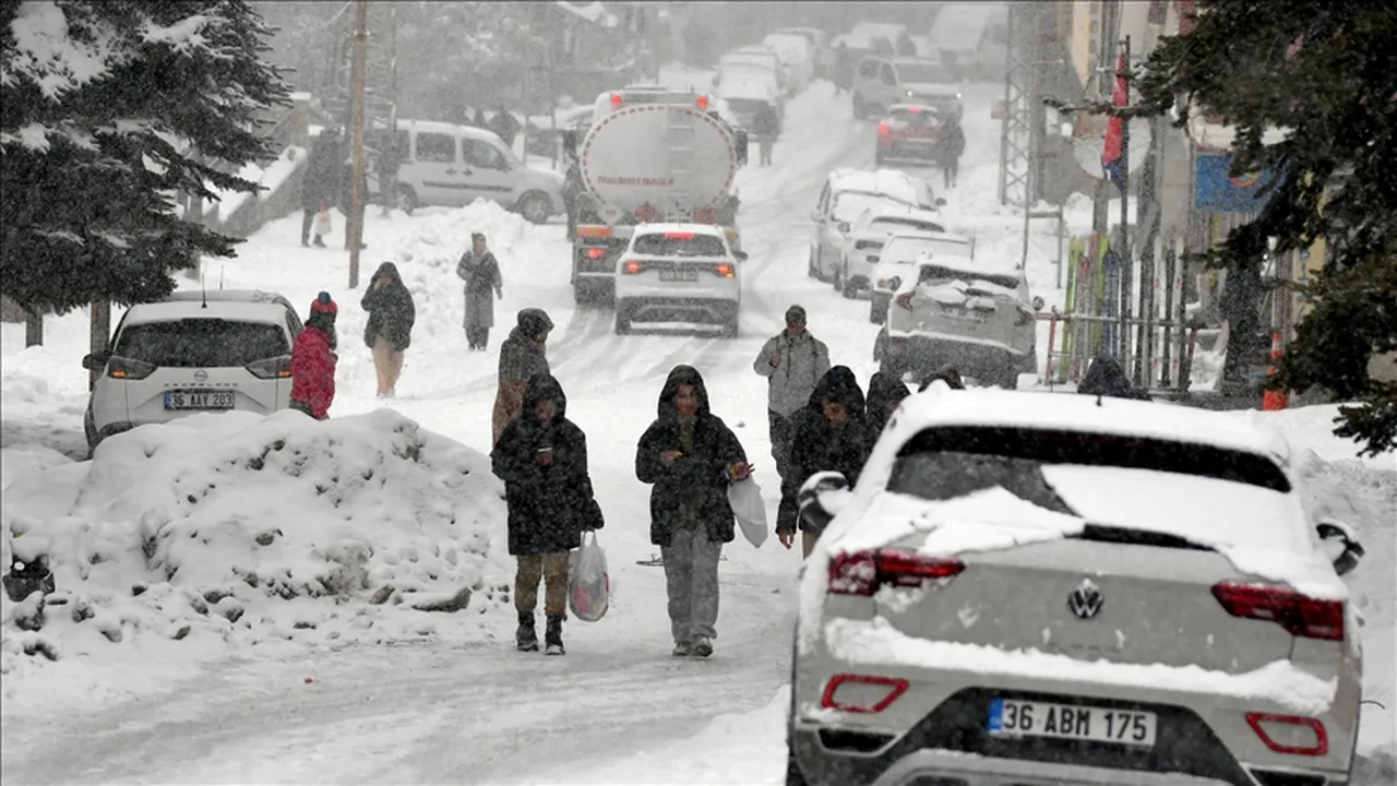 Kars ve Erzurumda okullar tatil mi 10 Şubat? Kar yağışı etkisini artırdı