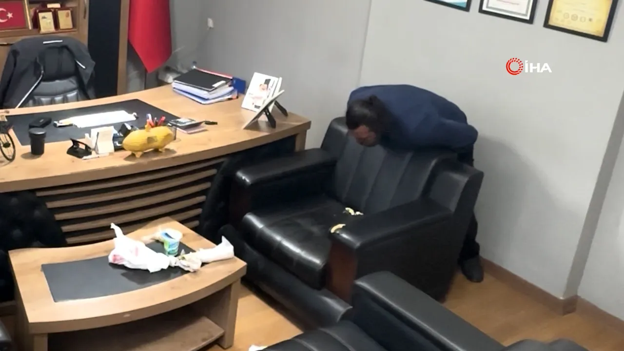 Kendine uyguladığı Heimlich manevrasıyla hayata tutundu! O anlar kamerada