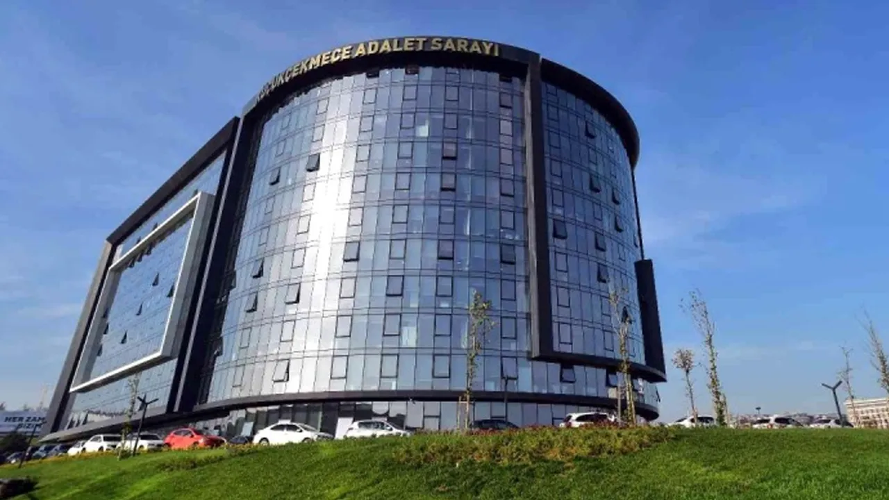 Küçükçekmece Adliyesi'nde hareketli anlar! Hakime saldırı girişiminde bulunan avukat gözaltında