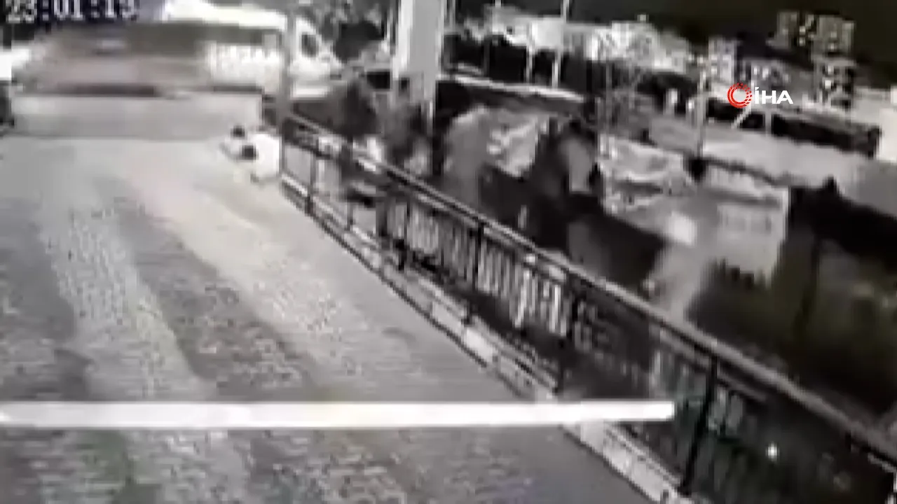 Küçükçekmece'de polis memuru ve eşine sokak ortasında darp! O anlar kamerada