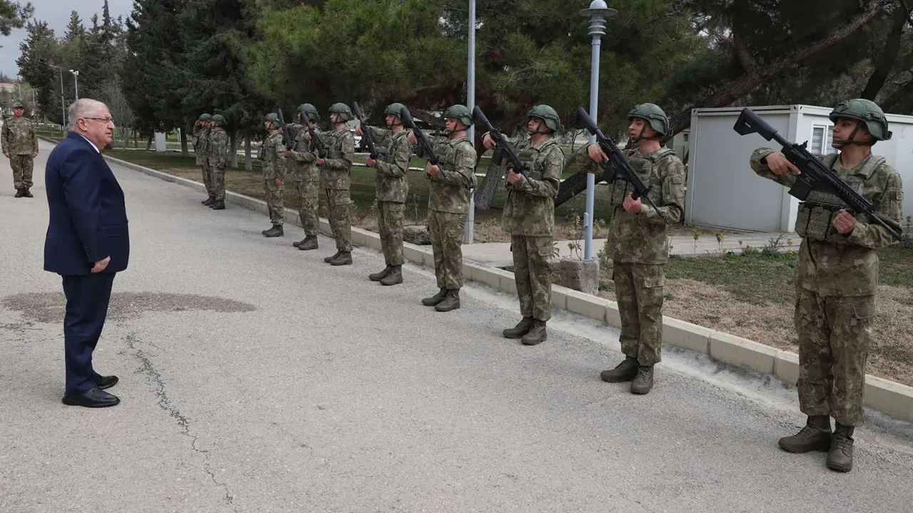 Milli Savunma Bakanı Güler Suriye sınırında!