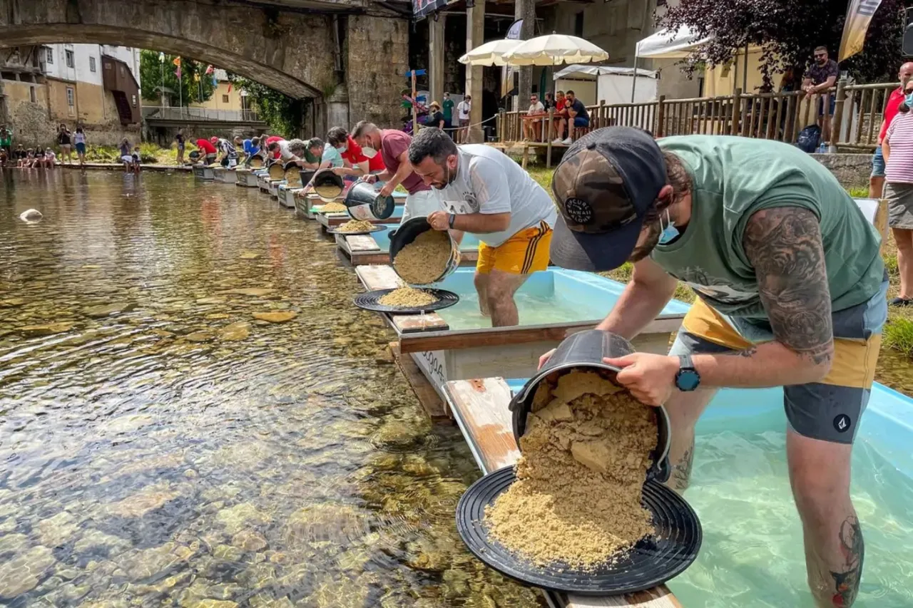 Nehir yatağında ortaya çıktı: Gelen altını kovayla topluyor