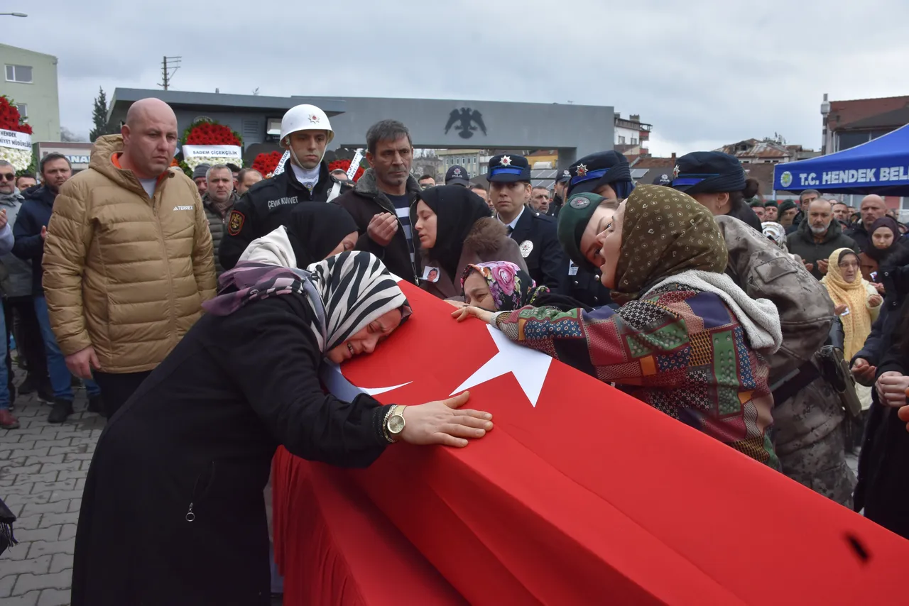 Polis babaya son veda! Küçük kızın tabutu sevdiği anlar yürek yaktı
