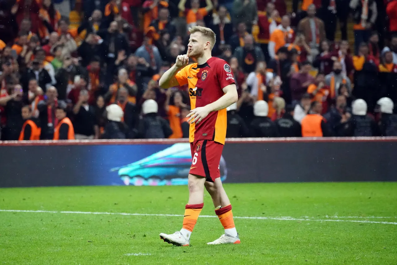 Midtsjö, maç sonu sarı-kırmızılı taraftarlara üçlü çektirdi.