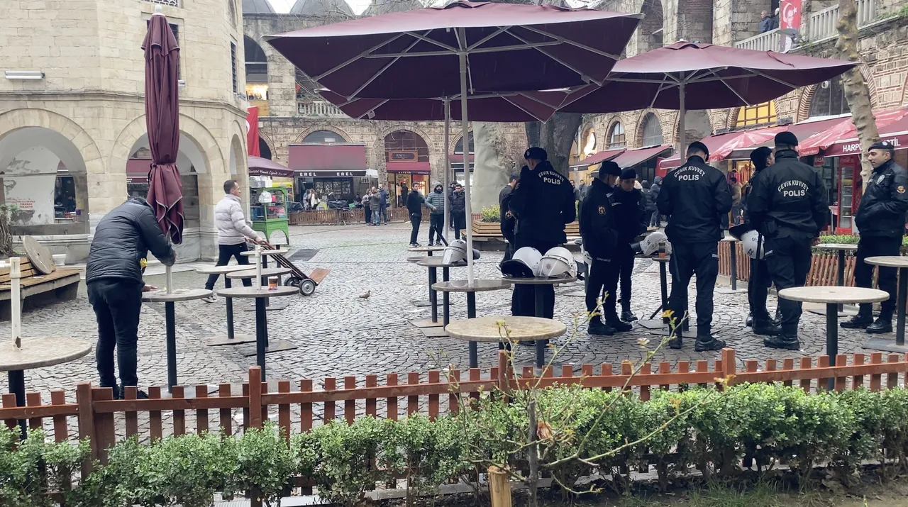 UNESCO mirası Koza Han'da yeni dönem! Avlu, çevik kuvvet eşliğinde boşaltıldı