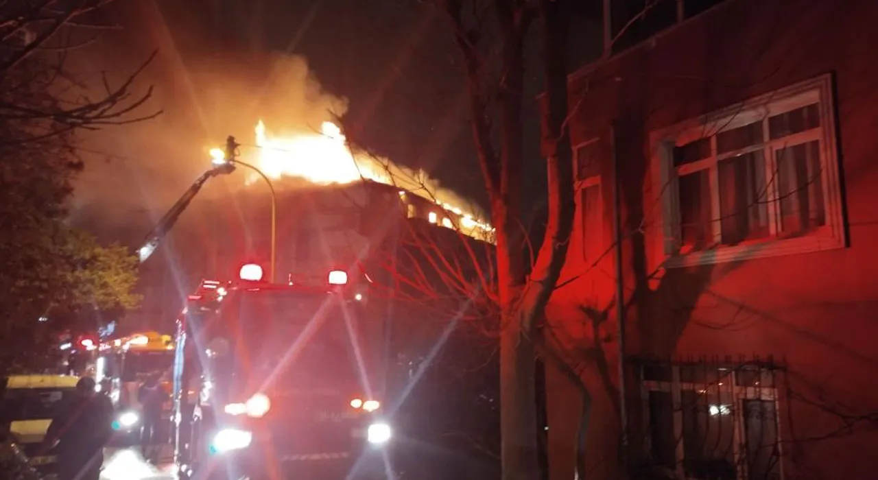 Üsküdar'da yangın paniği! 7 katlı binanın çatısı alev aldı
