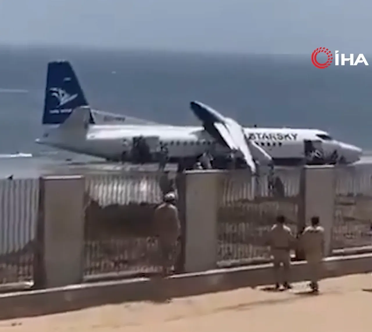 Yolcu uçağı okyanusa acil iniş yaptı! Kanatlarından biri koptu