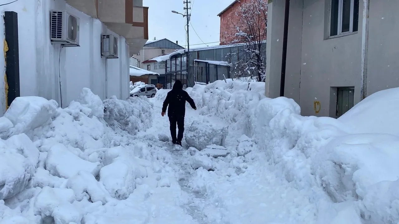 40 gündür kar yağan kentte kar kalınlığı 2 metreyi aştı