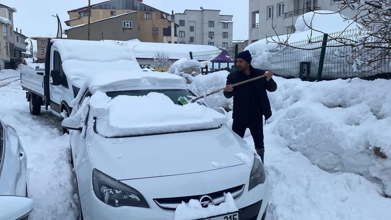 40 gündür kar yağan kentte kar kalınlığı 2 metreyi aştı