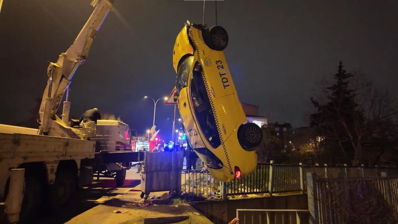 Alkollü taksi sürücüsü 5 metrelik dereye uçtu