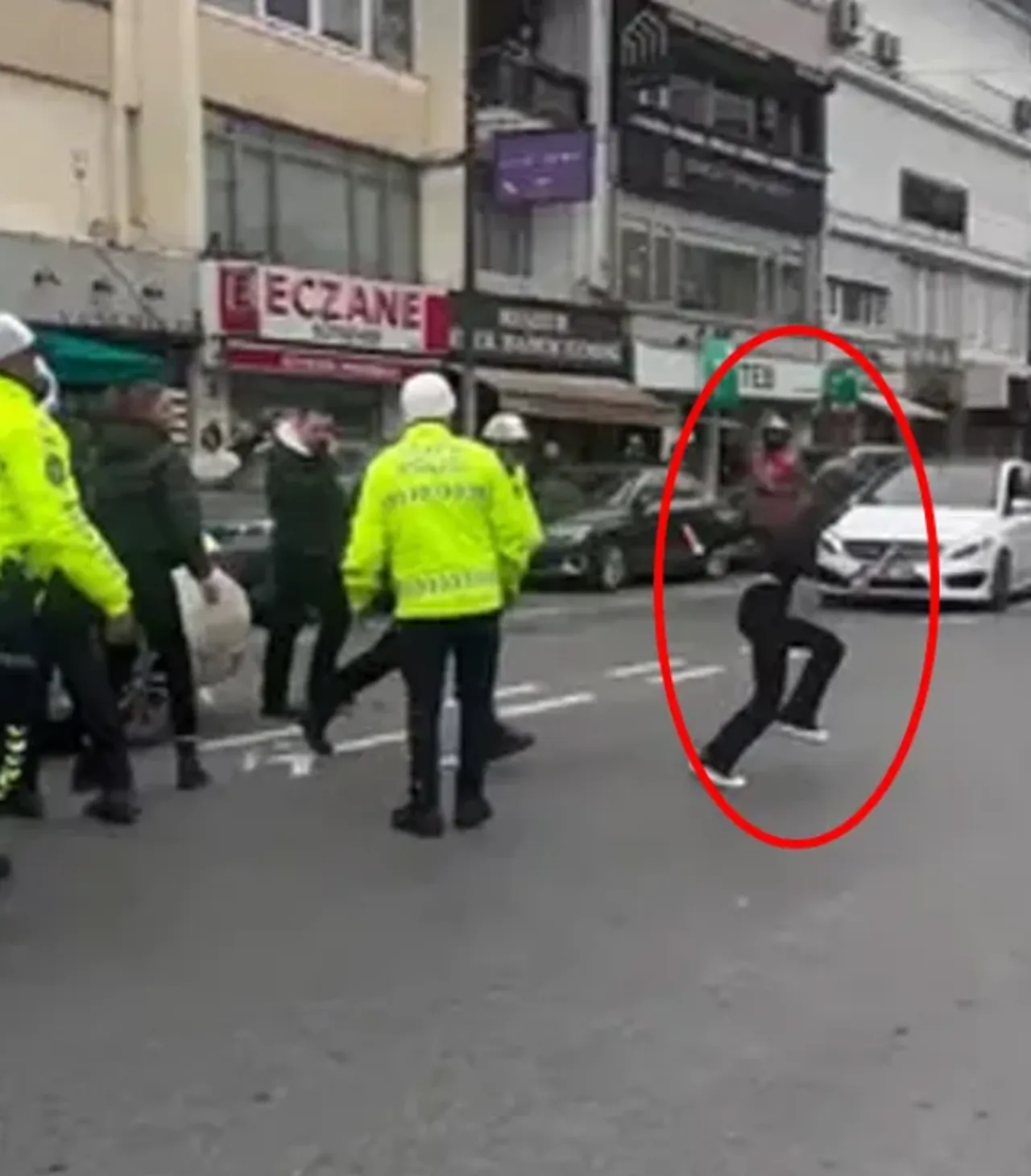 Bebekte yolu kapattığı aracının içinde dans etmişti! Genç kadınla ilgili gerçek ortaya çıktı