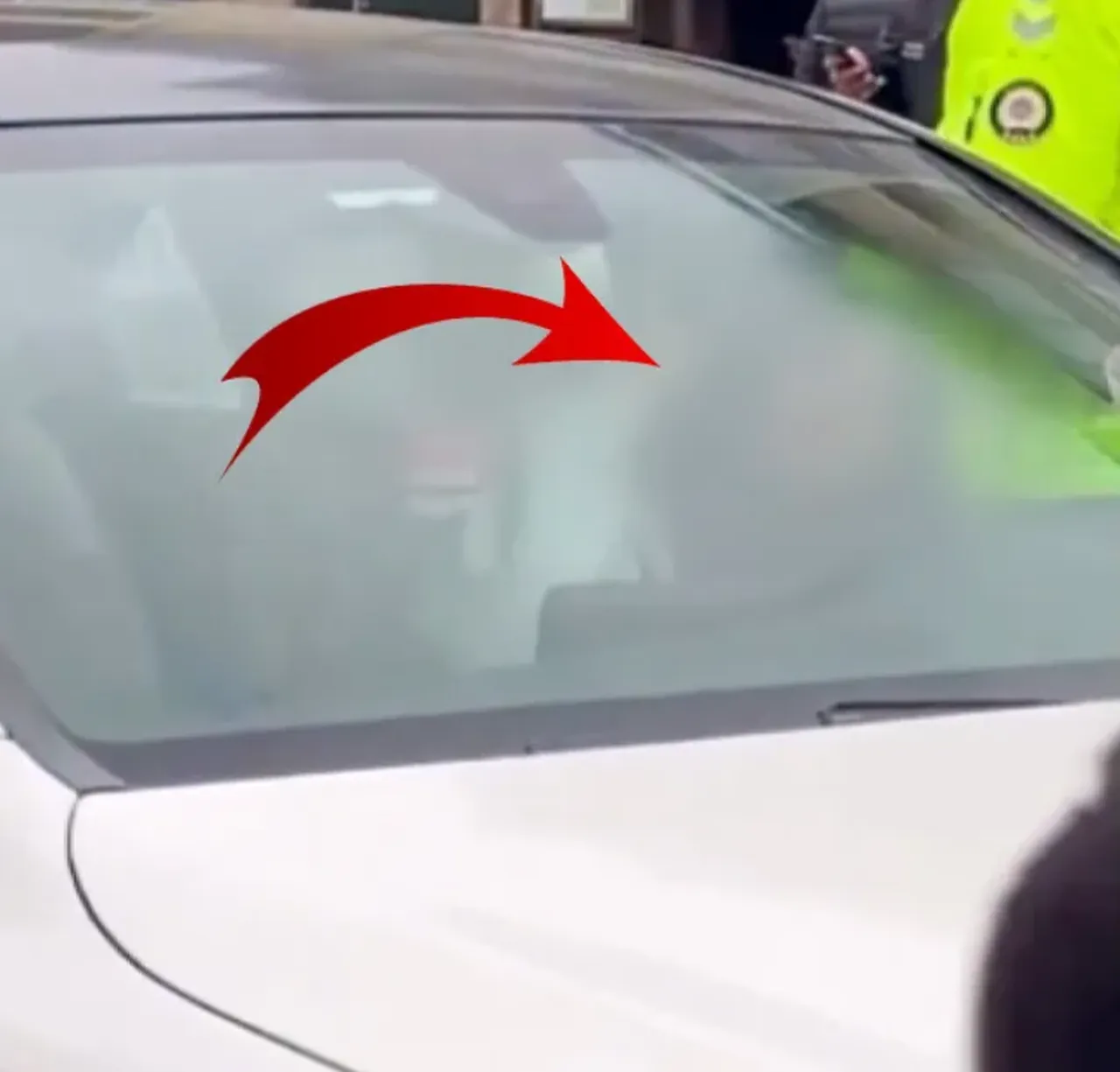 Bebekte yolu kapattığı aracının içinde dans etmişti! Genç kadınla ilgili gerçek ortaya çıktı