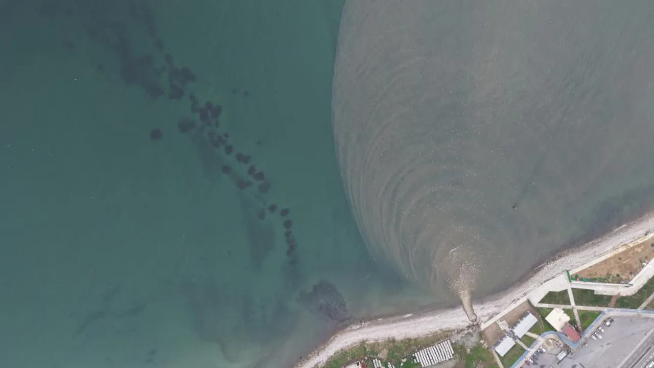 İSKİ'ye ceza da yetmedi! Atık su boşaltılmaya devam ediyor... Marmara'nın rengi değişti