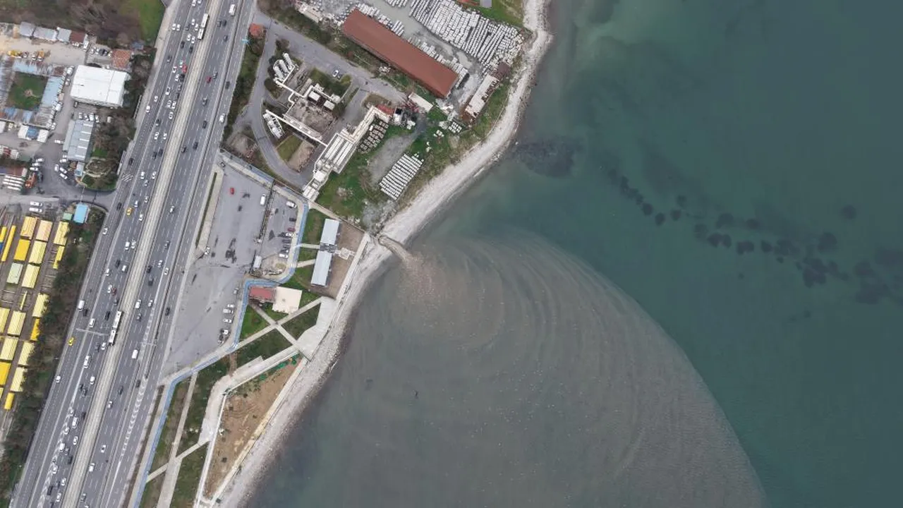 İSKİ'ye ceza da yetmedi! Atık su boşaltılmaya devam ediyor... Marmara'nın rengi değişti