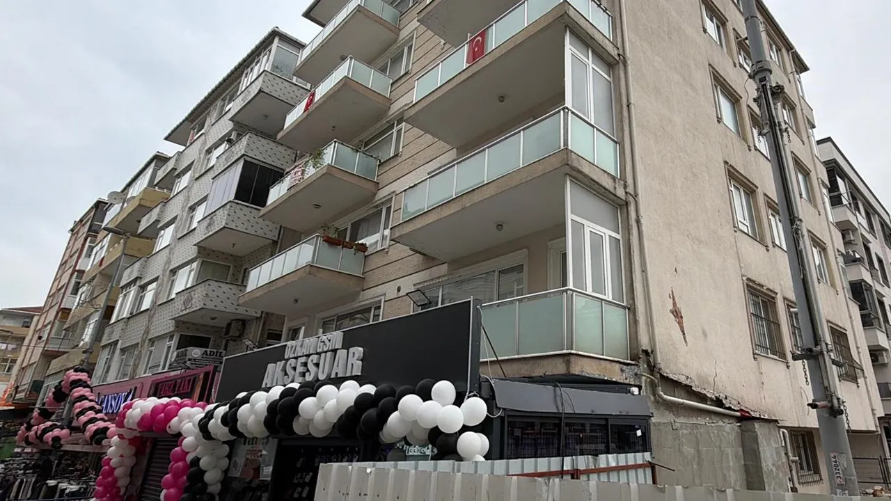 İstanbul'da kayan 5 katlı bina boşaltıldı!