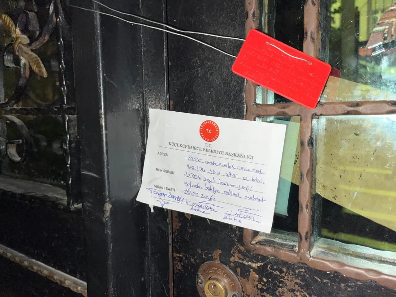 İstanbul'da sitede bulunan 10 katlı bina tahliye edildi!