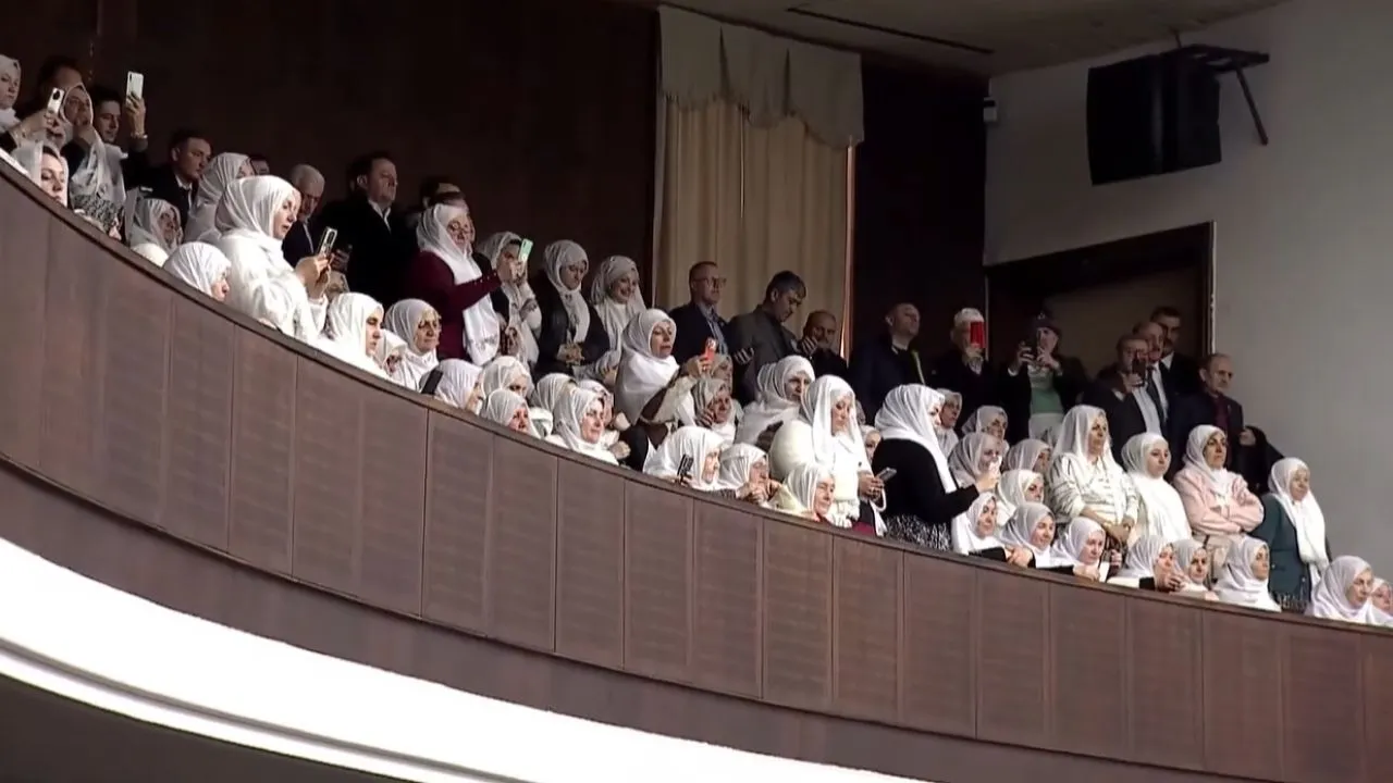 Eskişehirli kadınlar, Akgün'e destek verdi.