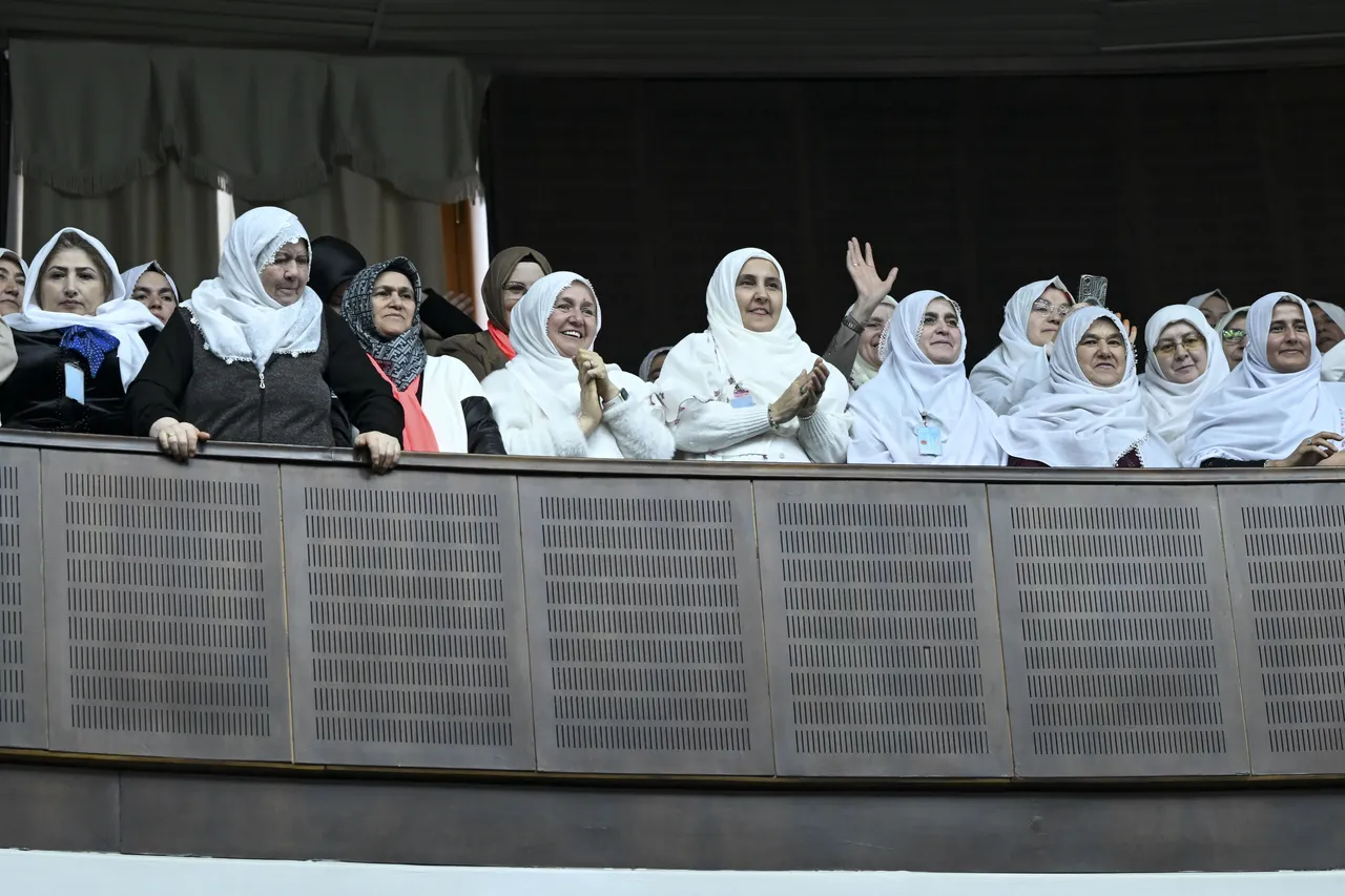 Eskişehirli kadınlar, Akgün'e destek verdi.