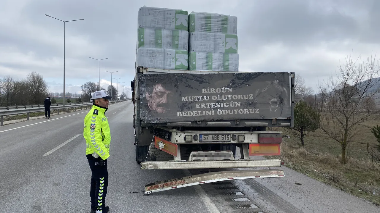 Minibüs tıra çarptı, 3 kişilik aile ağır yaralandı