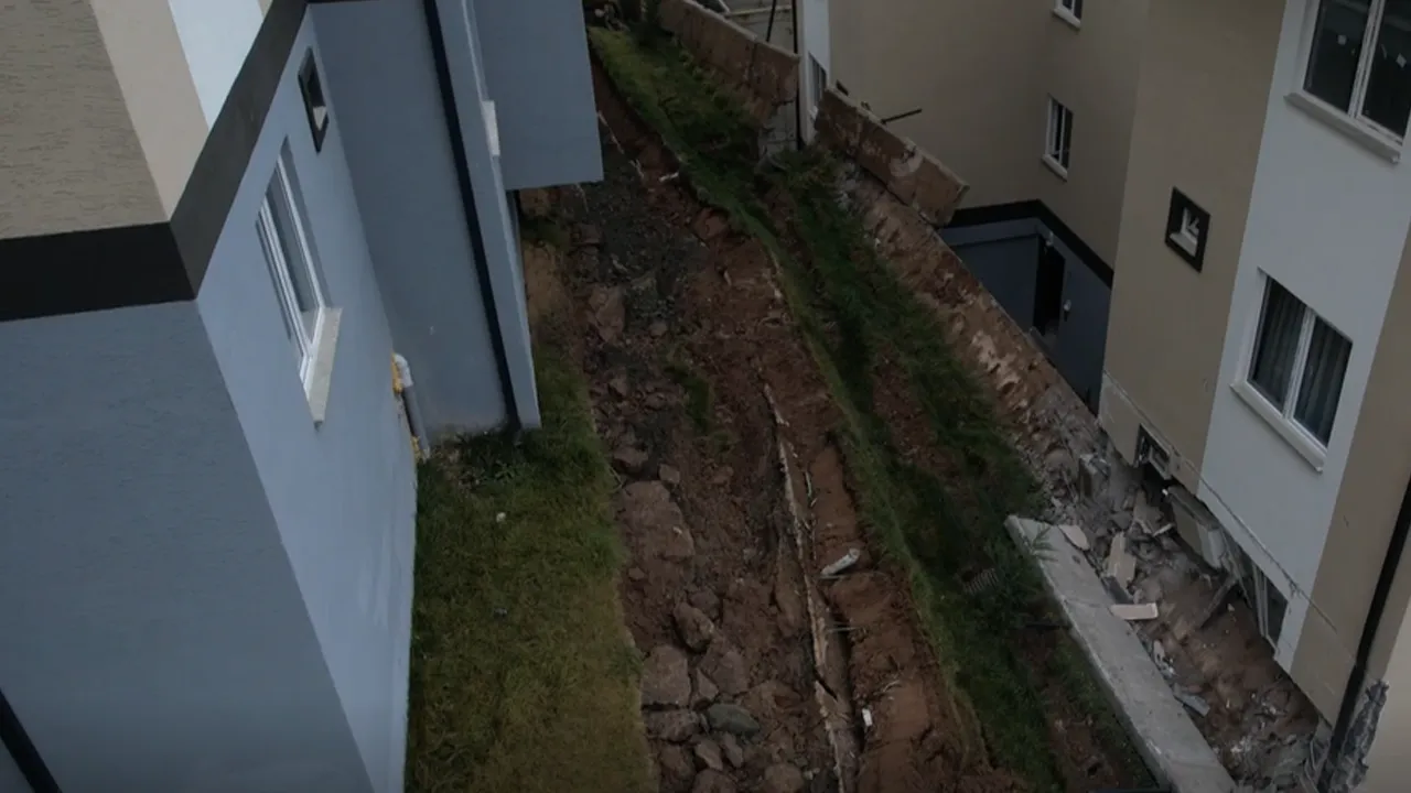 Sakarya’da korkutan olay! İstinat duvarı çöktü: 3 bina tahliye edildi 