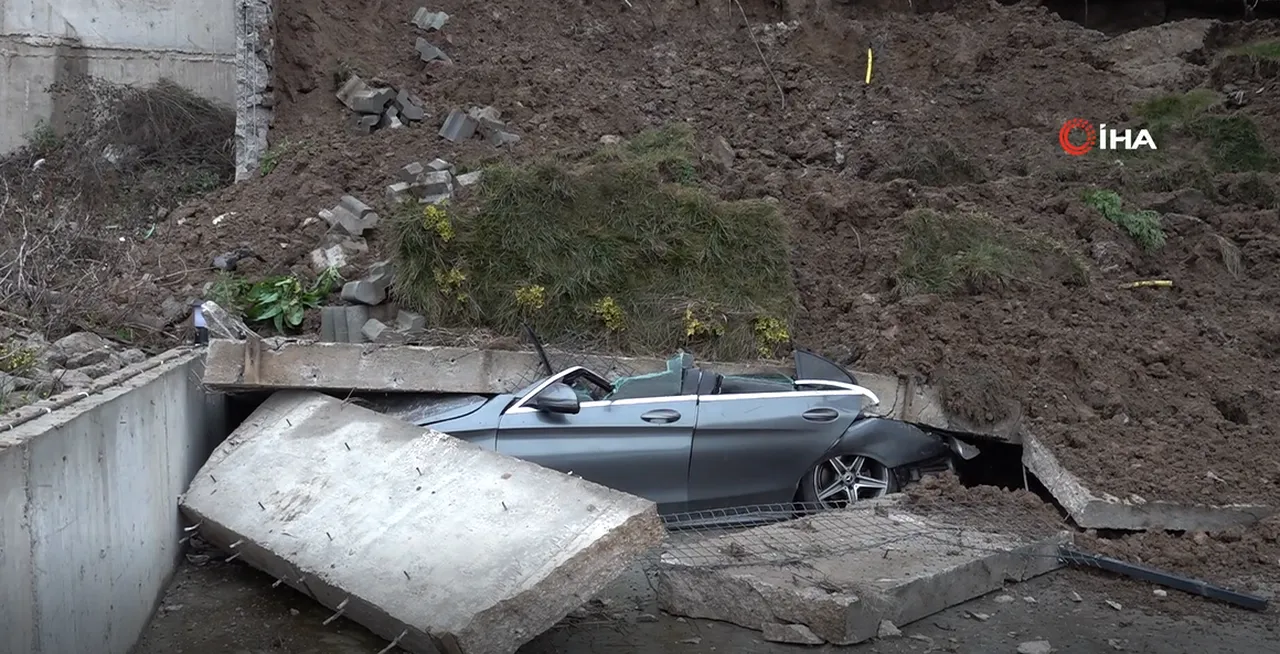 Sakarya’da korkutan olay! İstinat duvarı çöktü: 3 bina tahliye edildi