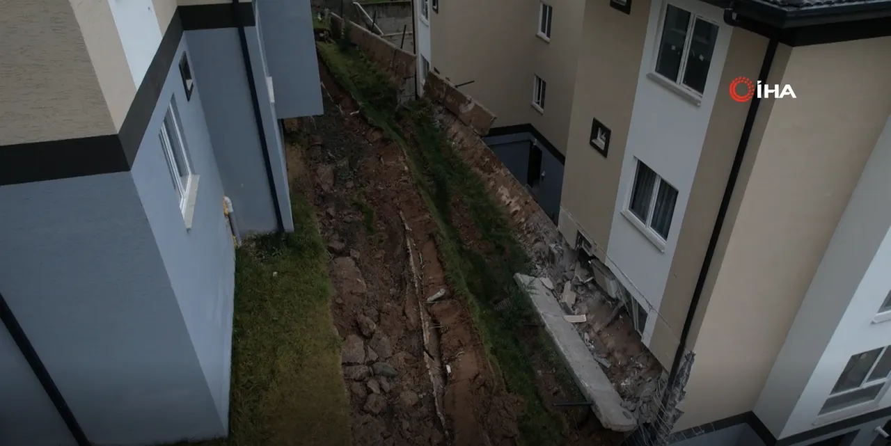 Sakarya’da korkutan olay! İstinat duvarı çöktü: 3 bina tahliye edildi