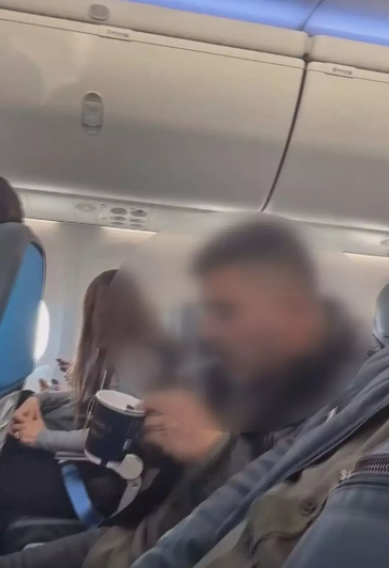 Sosyal medya fenomeni Erkan Toy uçakta sigara içti! Havayolu şirketi kara listeye aldı