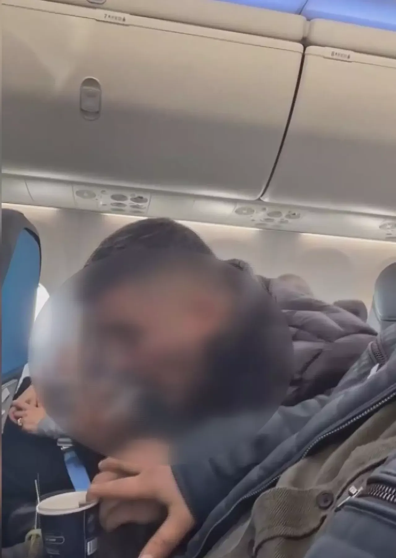 Sosyal medya fenomeni Erkan Toy uçakta sigara içti! Havayolu şirketi kara listeye aldı