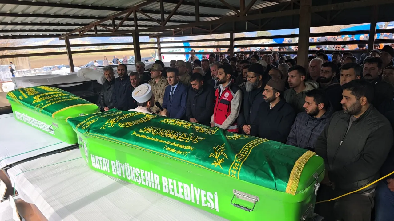 Suyla dolu temelde can verdiler! İki kardeş yan yana defnedildi