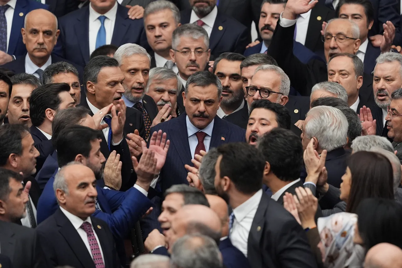 TBMM'de yumruklu kavga! Akın Gürlek ve Mustafa Çiftçi'nin yemin töreninde CHP'liler kürsüyü işgal etti