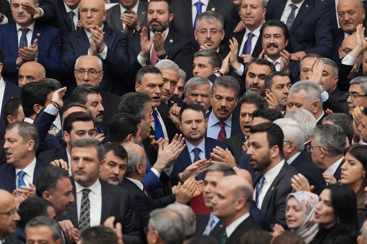 TBMM'de yumruklu kavga! Akın Gürlek ve Mustafa Çiftçi'nin yemin töreninde CHP'liler kürsüyü işgal etti