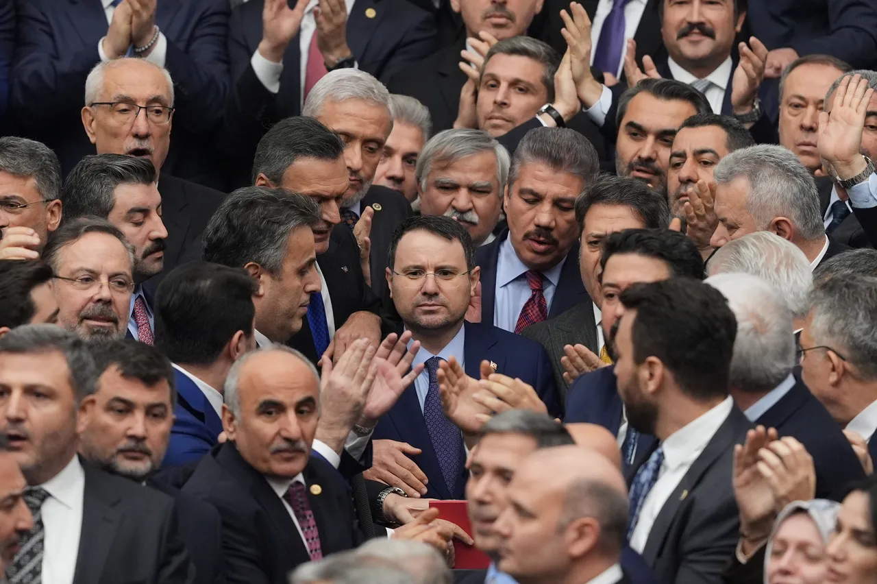 Yeni bakanlara provokasyon! CHP'li vekillerin yuhalamaları altında yemin ettiler
