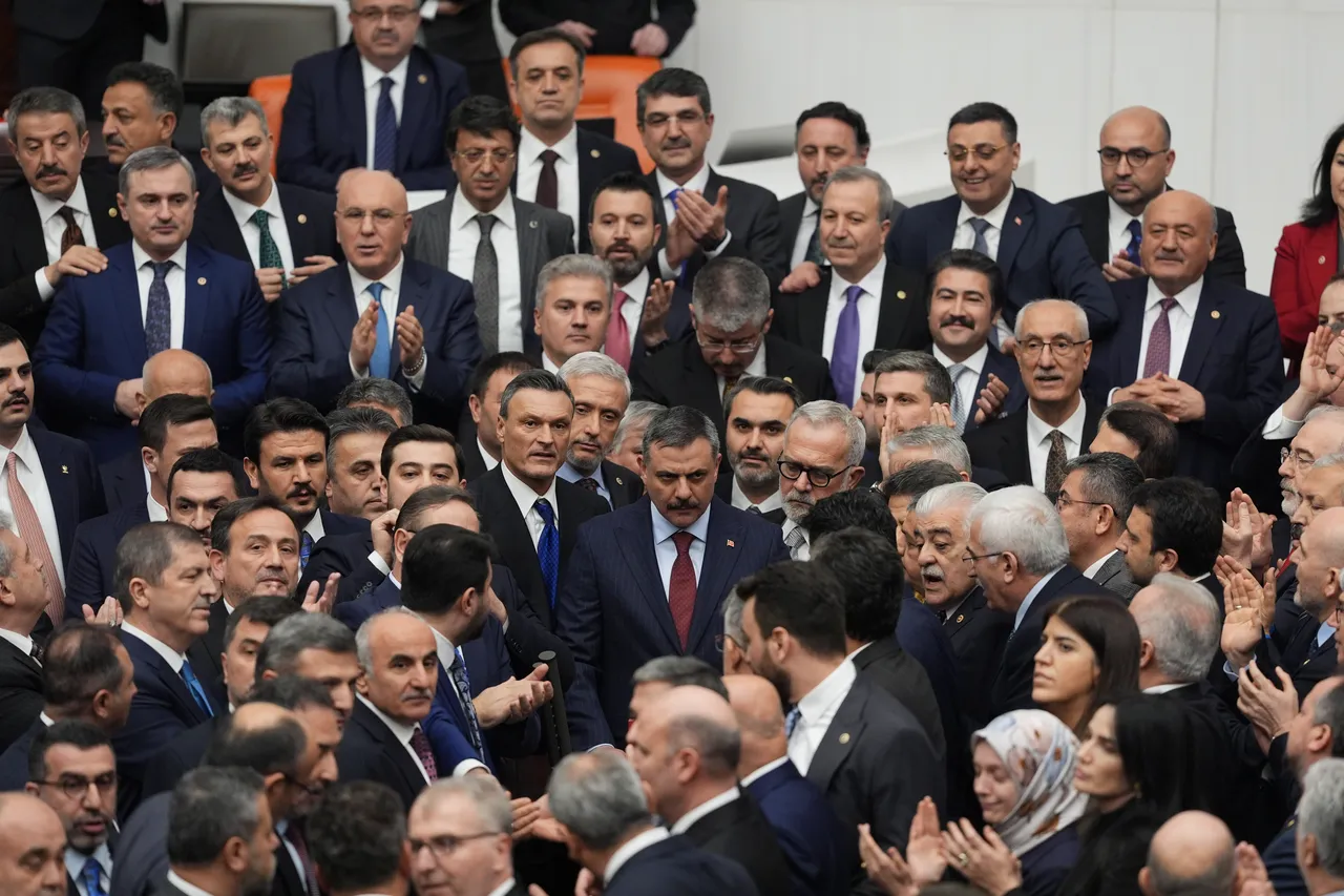 Yeni bakanlara provokasyon! CHP'li vekillerin yuhalamaları altında yemin ettiler