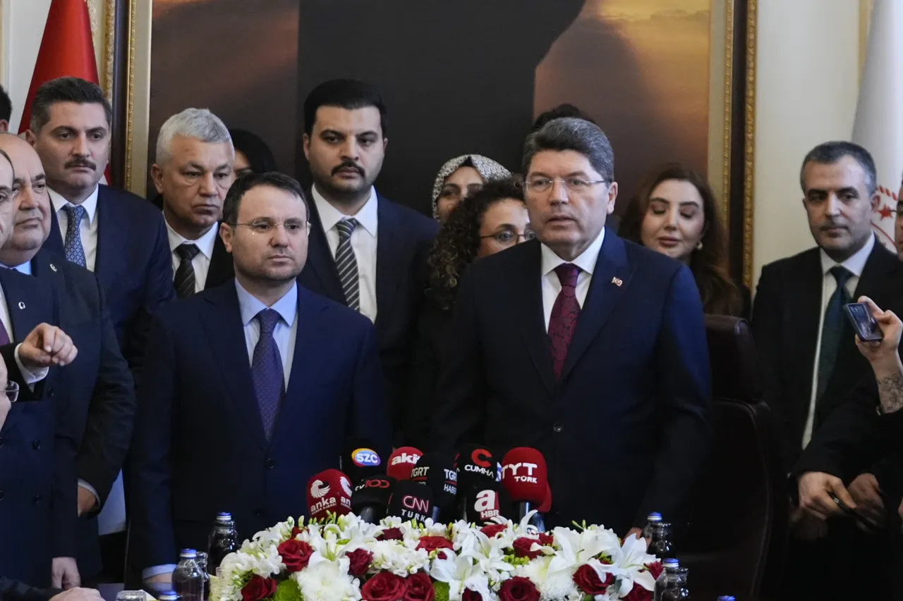 Yeni bakanlara provokasyon! CHP'li vekillerin yuhalamaları altında yemin ettiler