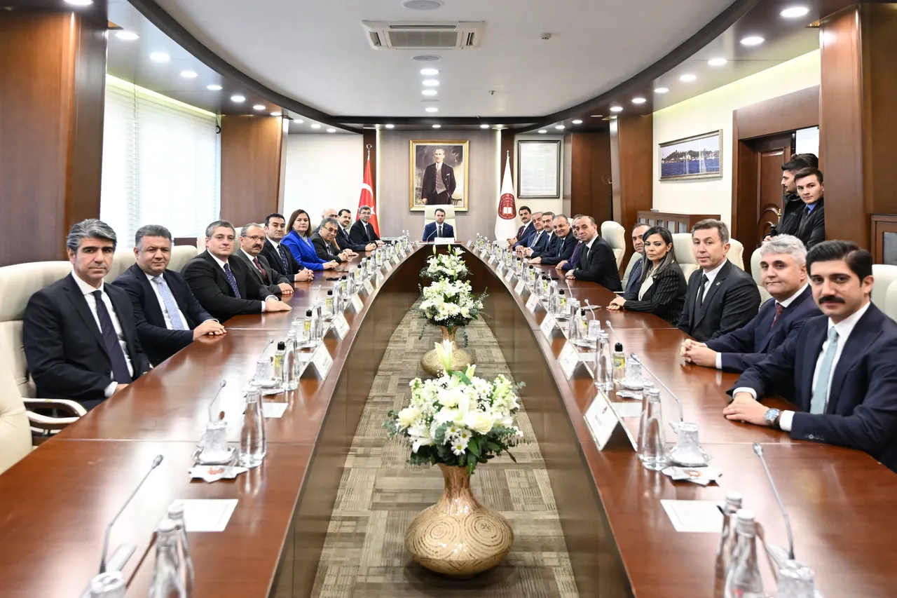 Adalet Bakanı Akın Gürlek, HSK Başkanı sıfatıyla HSK üyeleriyle ilk toplantısını yaptı.