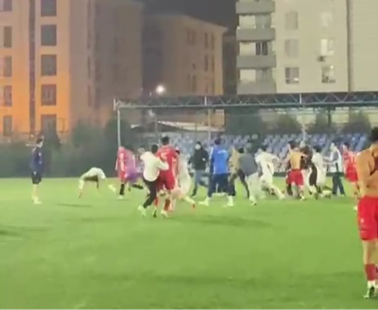 Adana'da U18 maçında saha karıştı! Maçın ardından yumruklar konuştu!