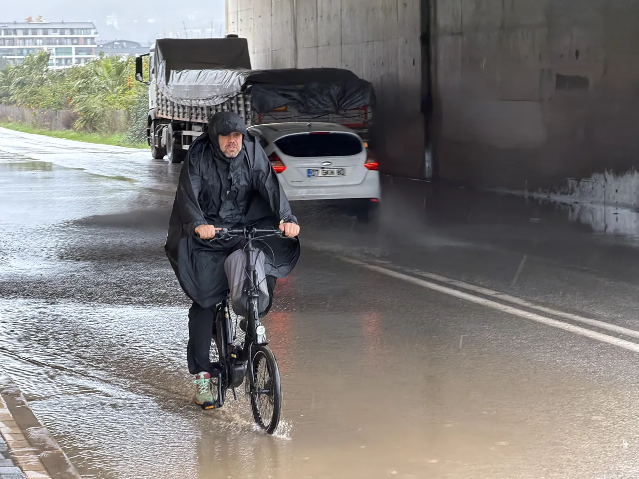 Antalya'da yağmurun bilançosu ağırlaşıyor: 2 ilçede eğitime ara verildi, kriz masası kuruldu