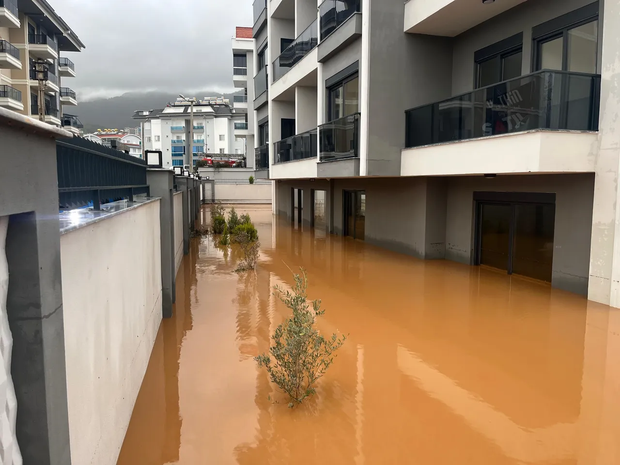 Antalya'da yağmurun bilançosu ağırlaşıyor: 2 ilçede eğitime ara verildi, kriz masası kuruldu